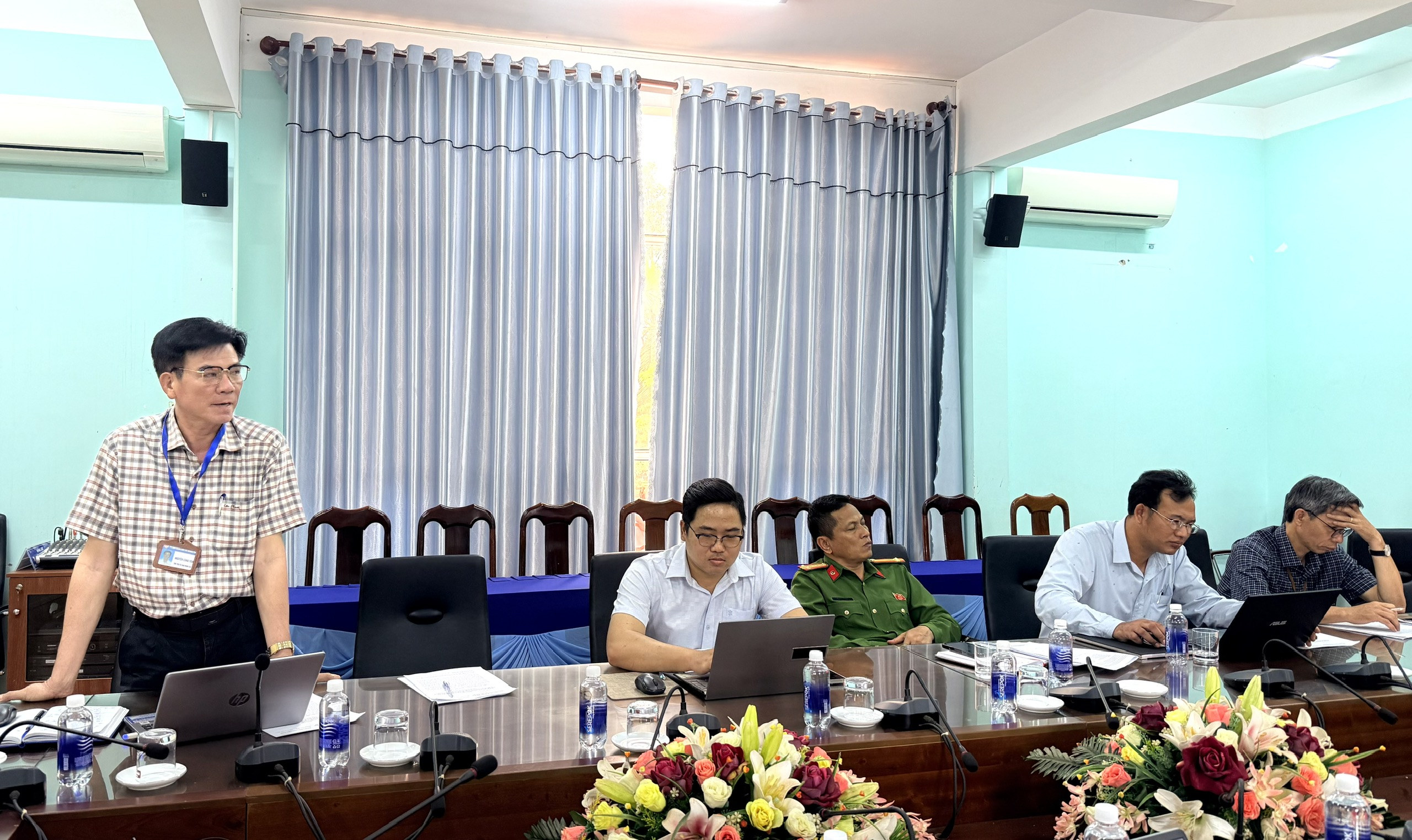 Đồng chí Nguyễn Công Văn - Chủ tịch UBND xã thảo luận, trao đổi, chia sẻ tại hội nghị